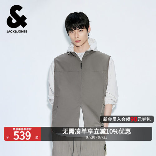 略宽松版型；立领领型；双向拉链门襟；