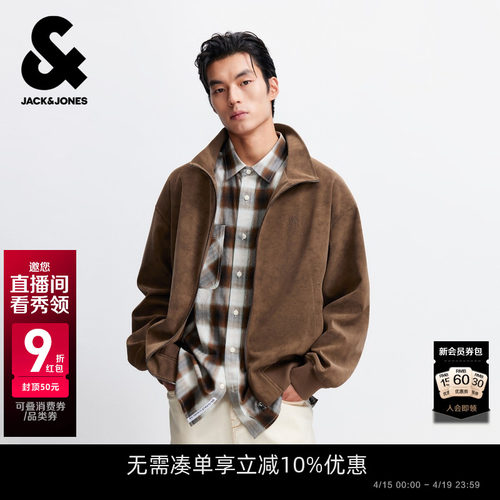 胸前立体Logo刺绣装饰，背后立体字母钢印