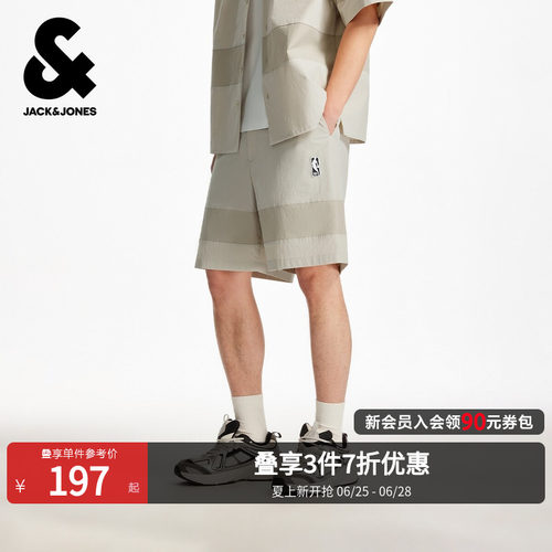 字母胶印装饰，贴布装饰，背部贴袋后兜