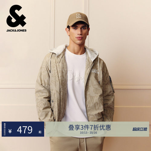 略宽松版型；抽绳连帽；胸前刺绣logo