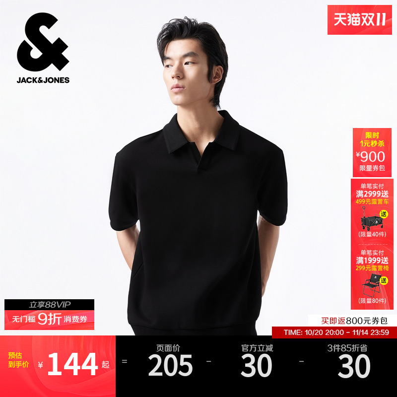 宽松版型,翻领领型,底摆字母LOGO刺绣