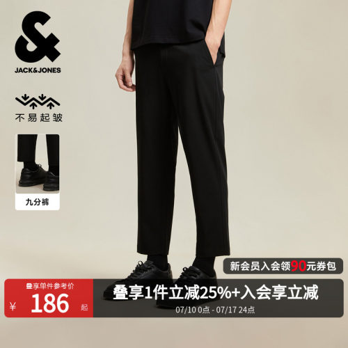 金属字母装饰，后身双侧插袋，不易起皱面料