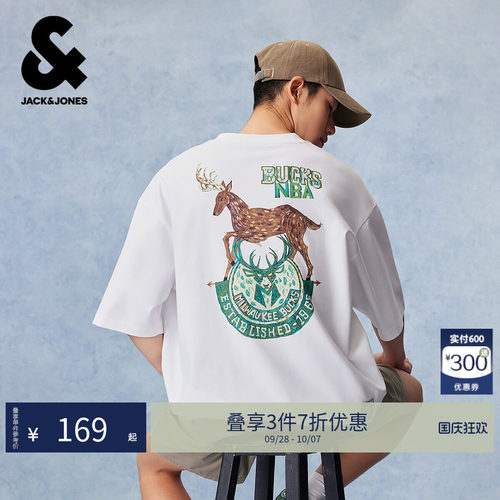 oversize版型，圆领，胸前密尔沃基雄鹿队