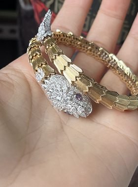 18k金蛇形手镯女款宽版灵蛇开口手镯高级感配饰蛇骨微镶培育钻石