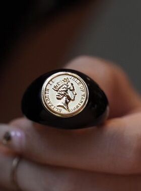 18k女王戒指女款轻奢设计感高级感复古暗夜系中古风女王字母戒指