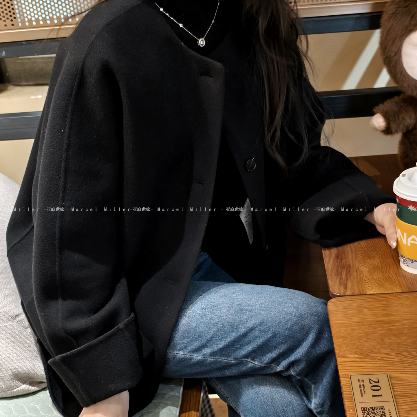 黑色圆领羊毛羊绒呢子