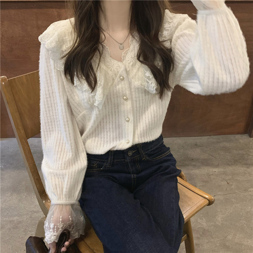 Real price! Autumn and winter French V-neck chic inner top feminine lace stitched knit shirt