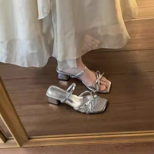 法式银色粗跟凉拖鞋子女2024夏季新款外穿蝴蝶结露趾一字带凉鞋女