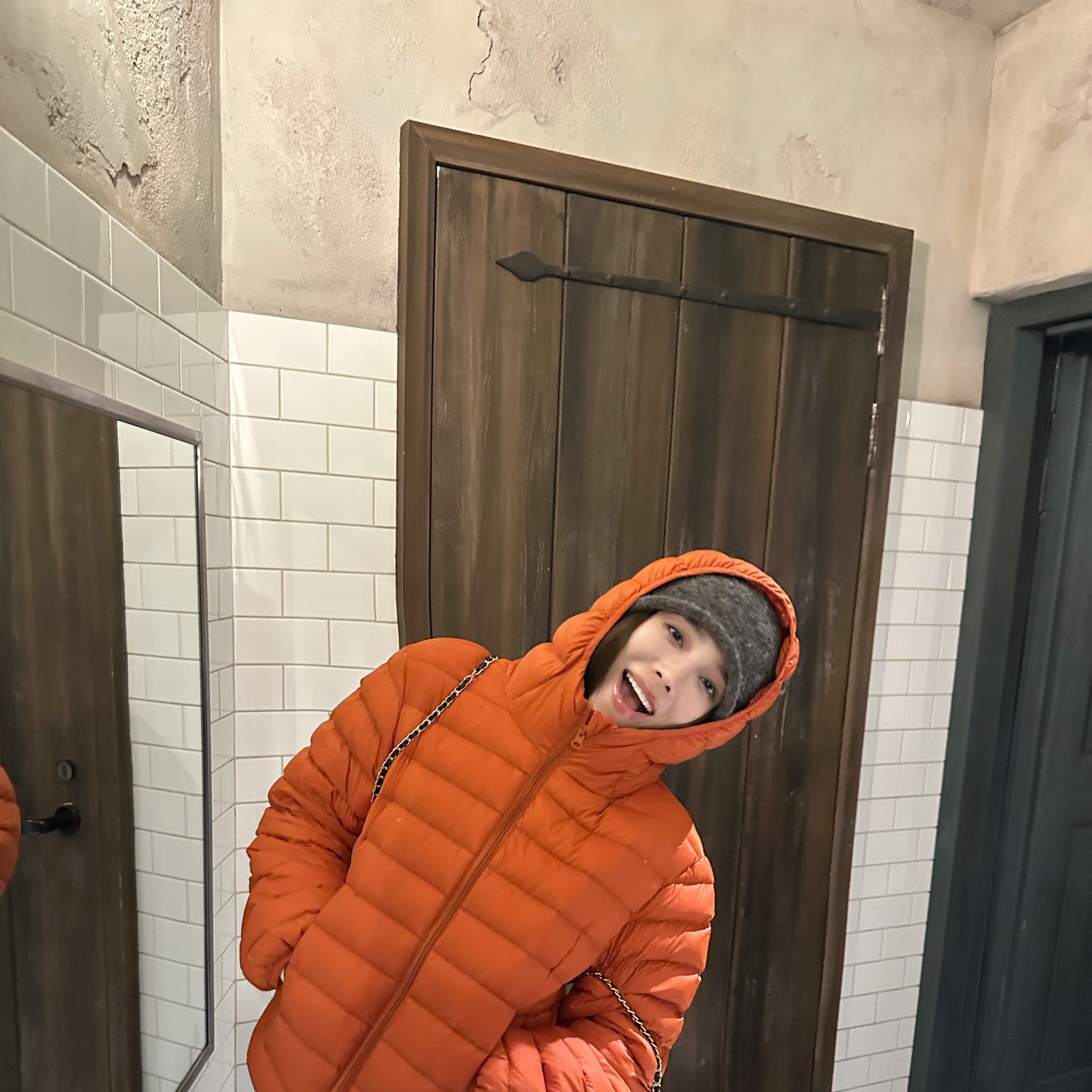 橘色连帽排骨羽绒服女短款保暖