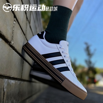 乐积运动 Adidas Daily 4.0 白黑 低帮百搭 防滑耐磨板鞋  JR0077