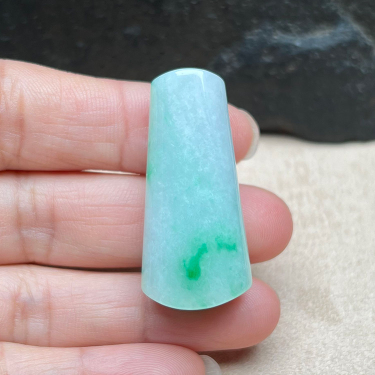 天然翡翠A货阳绿随型柱子吊坠
