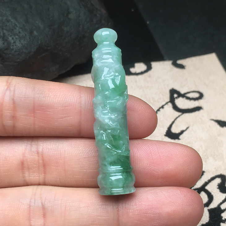 冰糯种飘绿精雕龙柱生肖挂坠玉器