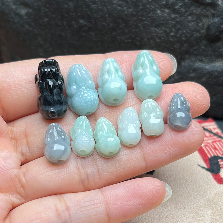 缅甸天然翡翠A货小貔貅直通孔