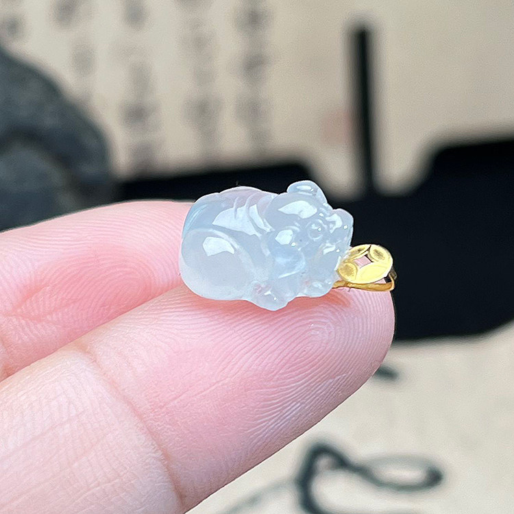 缅甸A货冰种小狗翡翠吊坠18K金