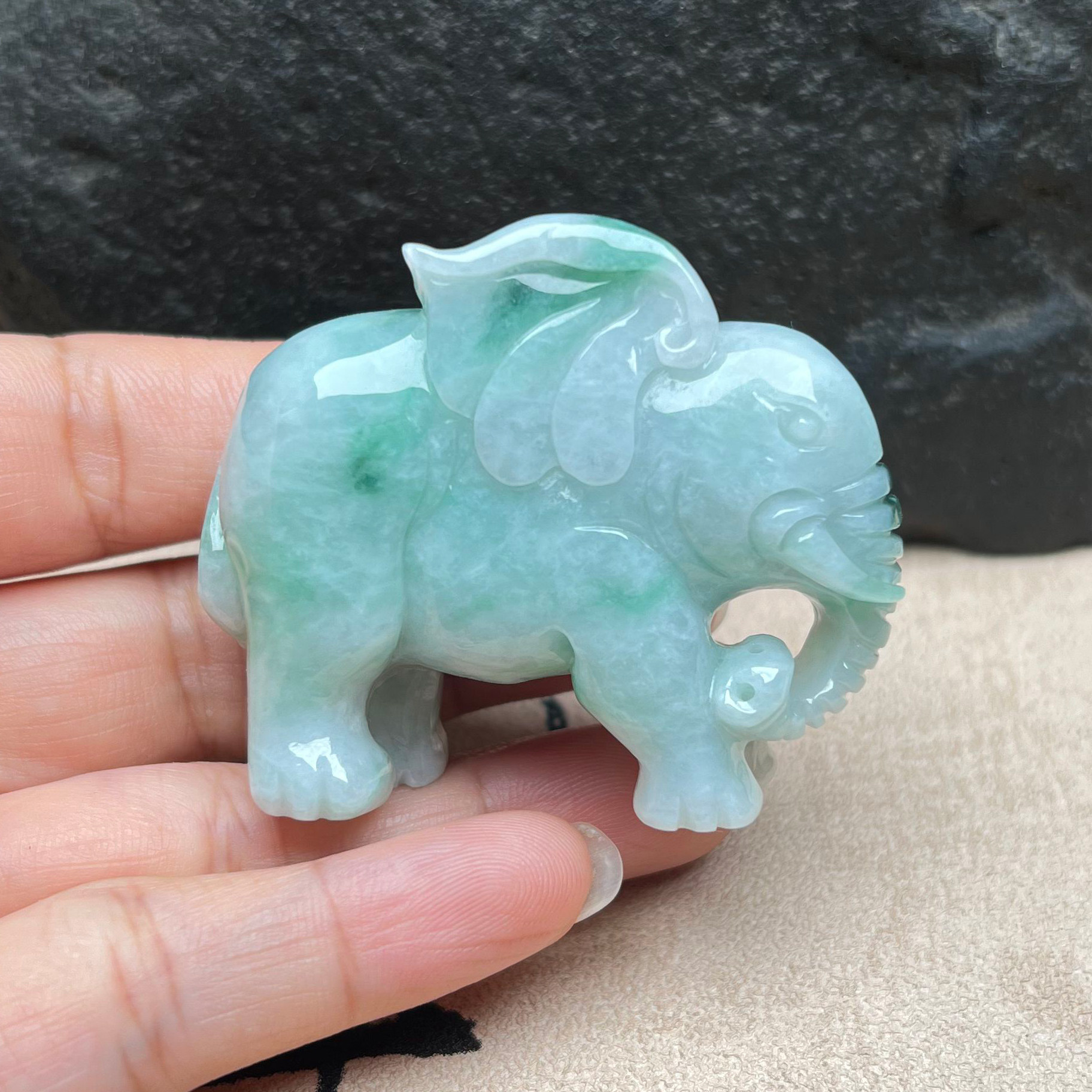 缅甸天然翡翠A货飘绿花大象挂件
