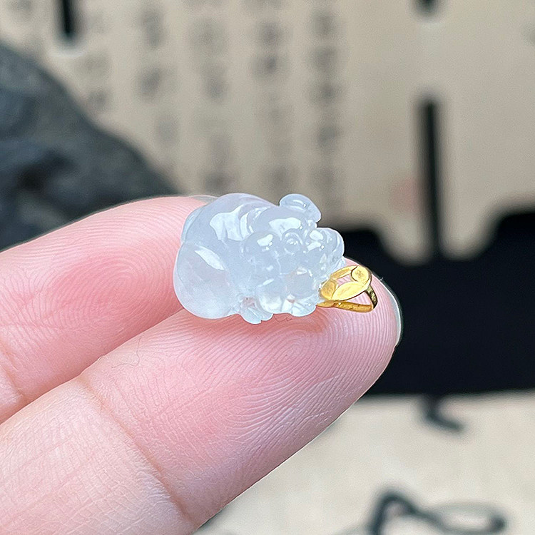 缅甸翡翠A货冰种小狗吊坠18K金