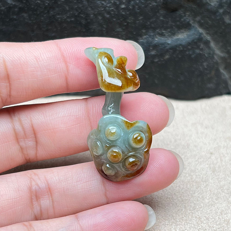 缅甸冰糯黄翡翠连生贵子吊坠