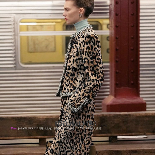日娜高奢20XXASIA BUYER 12 fgo 早春新款重工镶钻圆领豹纹短上衣