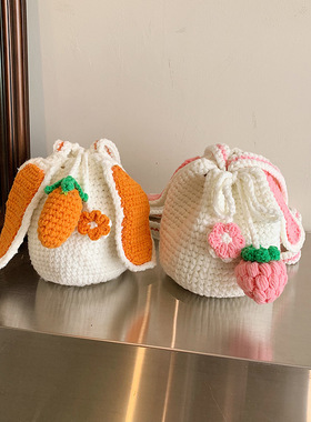 冬季新款兔耳朵毛线包手工钩织成品束口包可爱草莓胡萝卜斜挎包萌