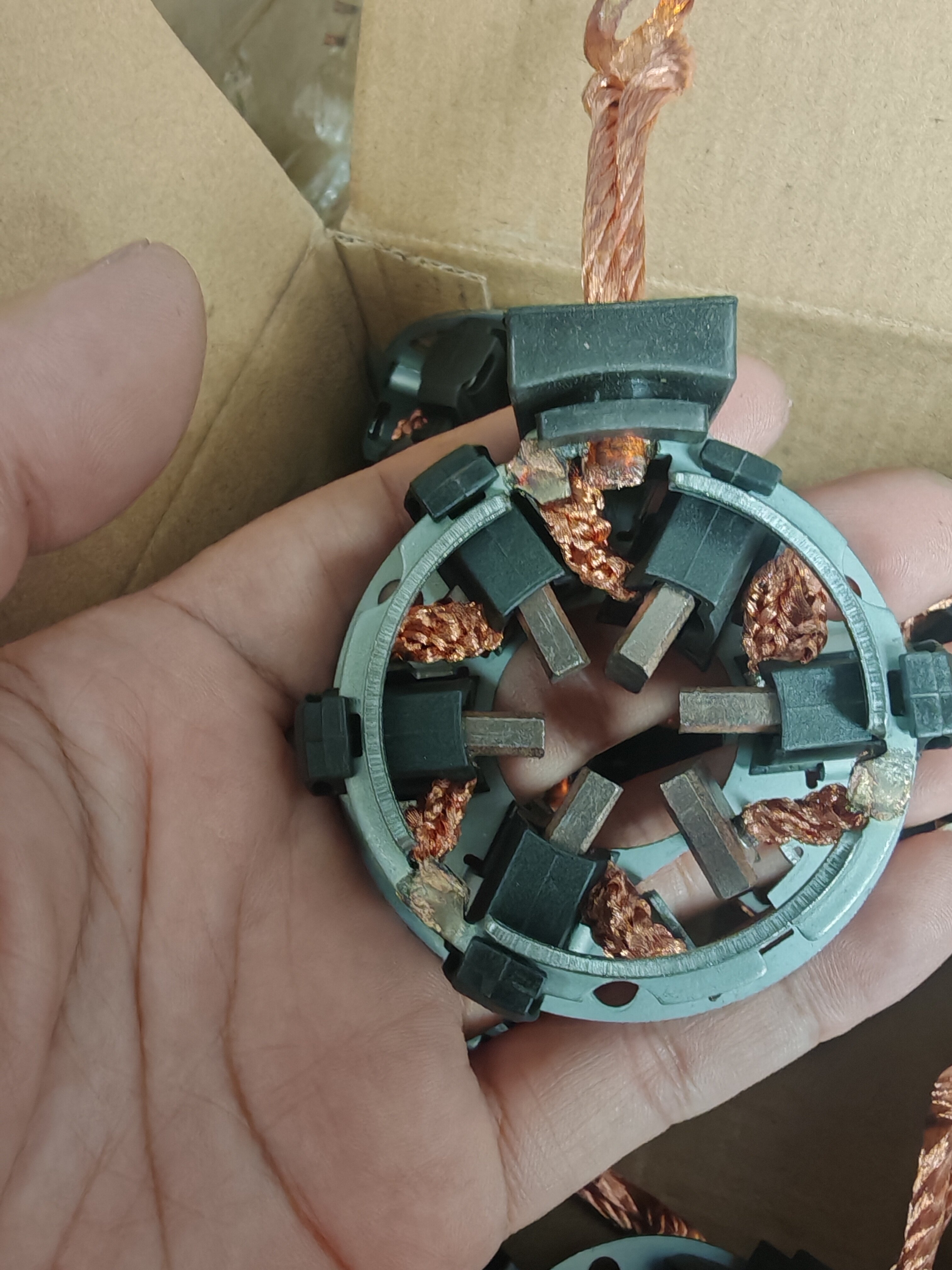 适用丰田雷凌卡罗拉新款起动机碳刷架6碳刷图片