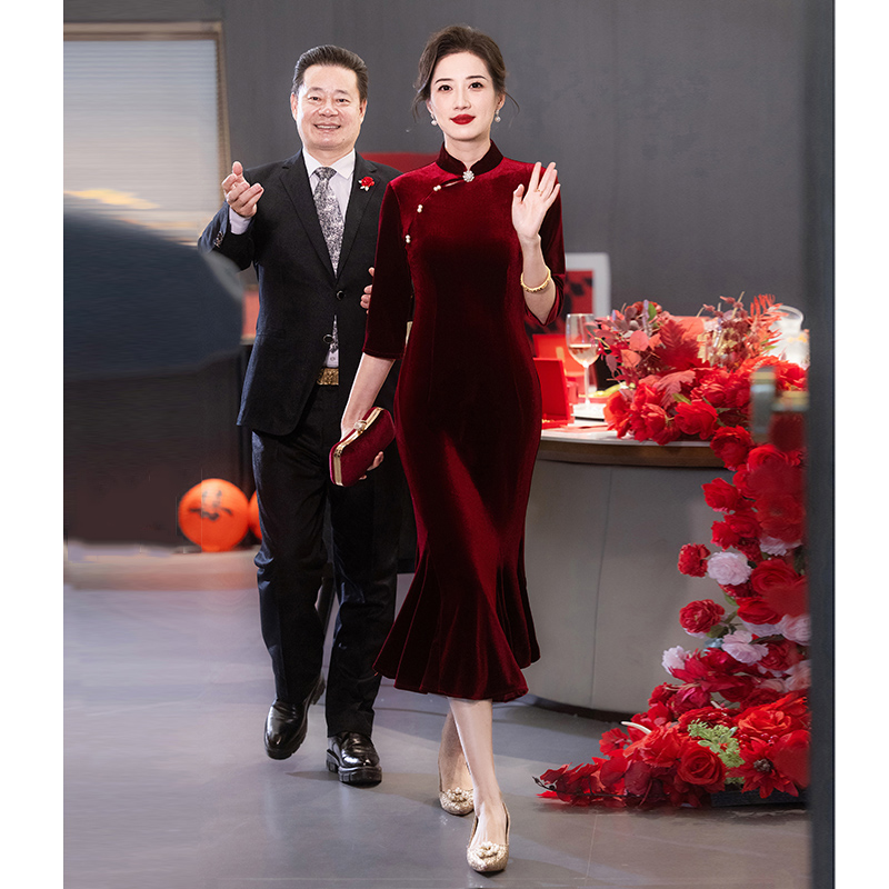 红色丝绒妈妈结婚礼服秋冬小个子新中式喜婆婆婚宴装旗袍高贵年轻