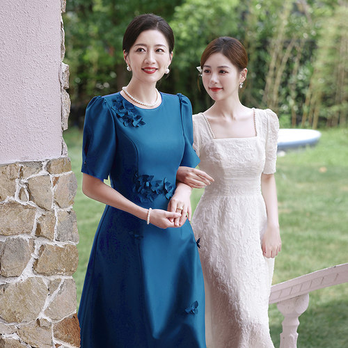 高贵年轻妈妈婚宴礼服蓝色