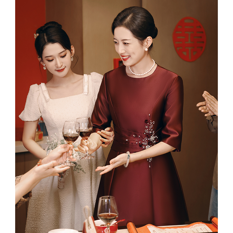 酒红色妈妈婚宴礼服秋冬长袖