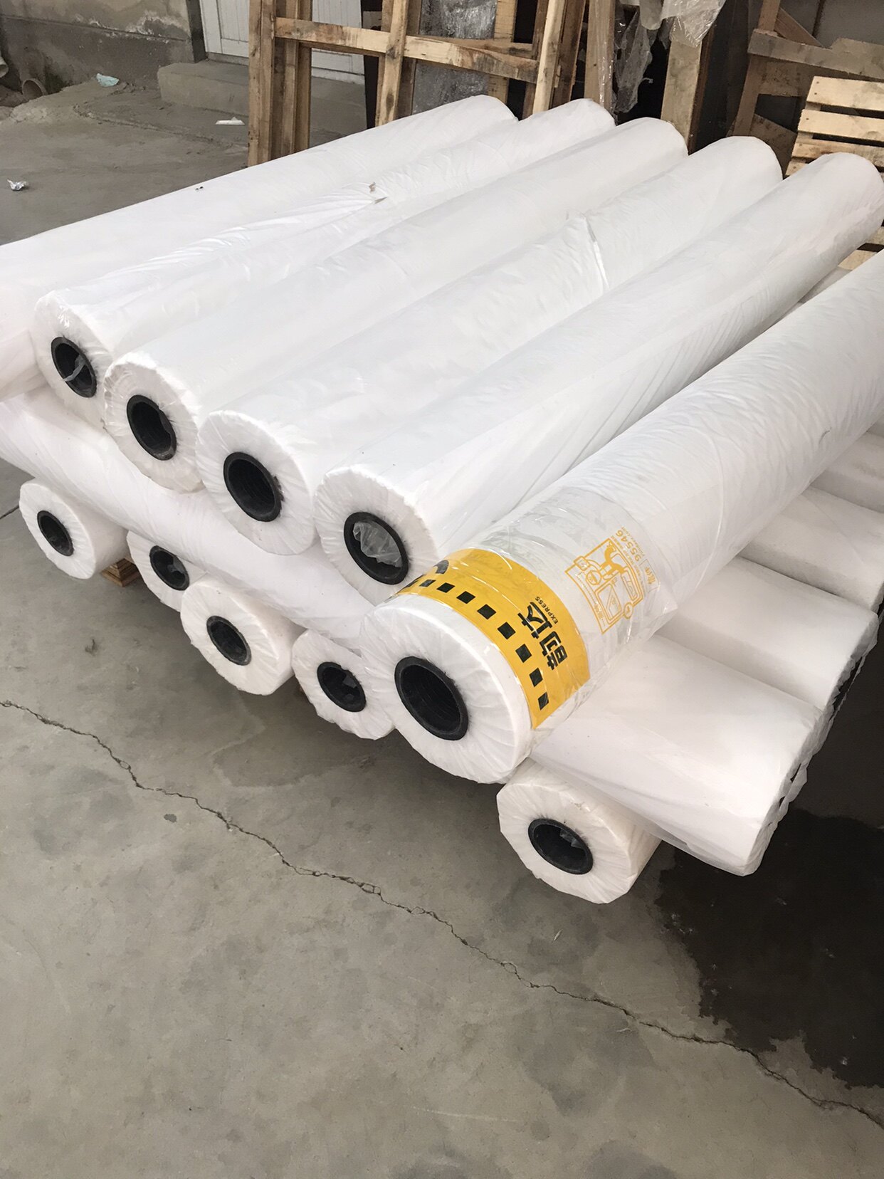 玻璃幕墙坡屋面钢构木屋别墅压型钢板专用防水透气膜呼吸纸隔汽膜