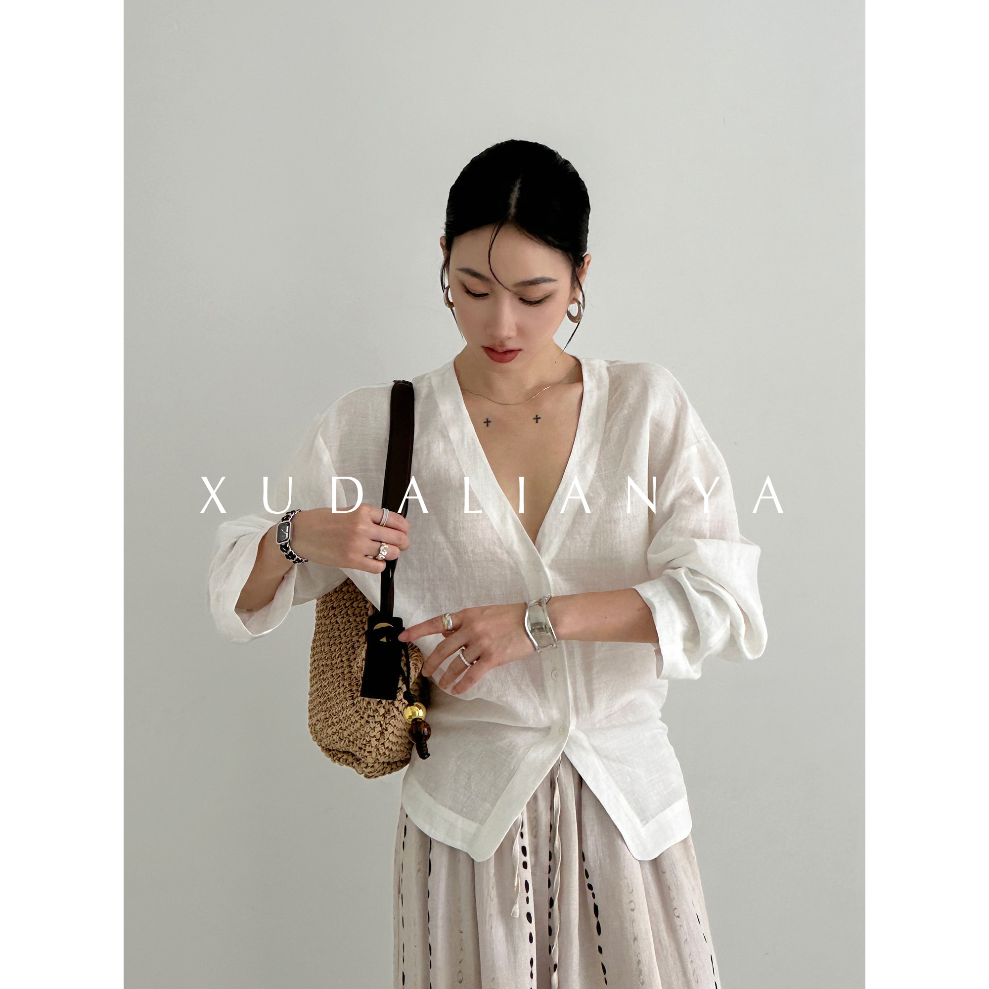 徐大脸吖定制 松弛氧气感95%苎麻上衣夏季轻薄长袖V领白色衬衫女