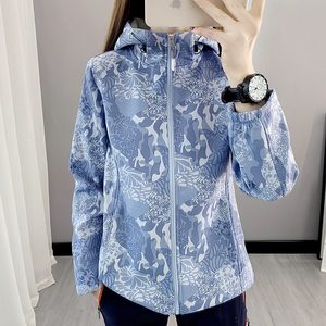 清仓特价秋冬迷彩软壳衣女户外防水防风保暖外套单层冲锋衣连帽
