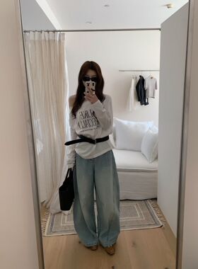 白色斜肩蕾丝字母长袖T恤 浅蓝色高腰阔腿牛仔裤