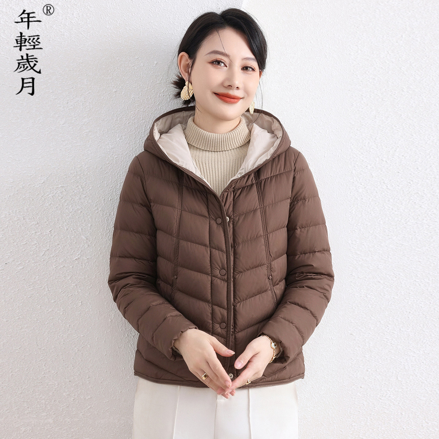 连帽轻薄羽绒服女短款2026秋冬新款白鸭绒时尚小个子百搭气质外套