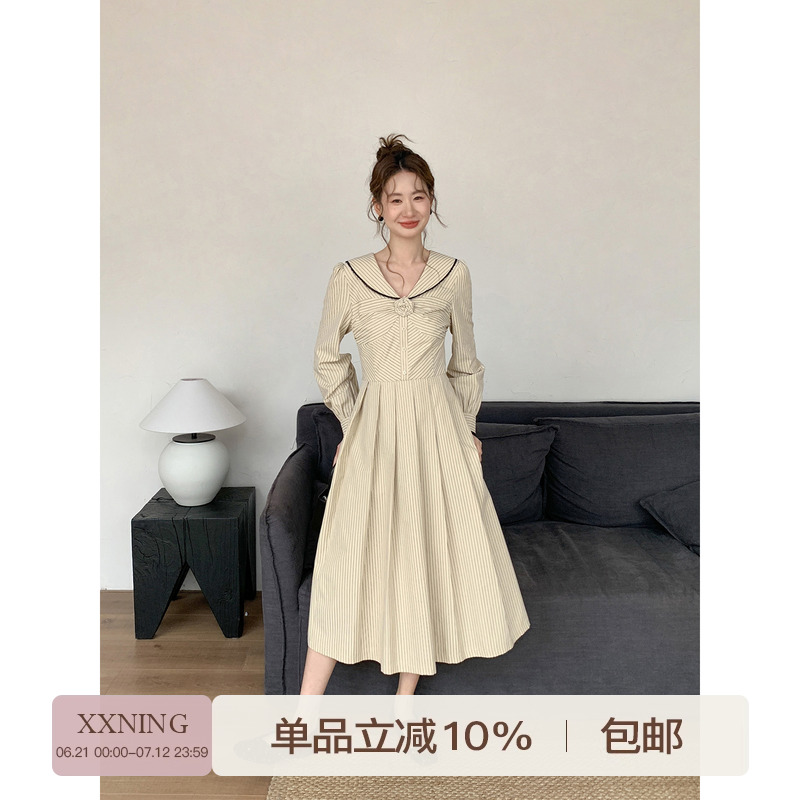 XXNING海军翻领花朵条纹连衣裙
