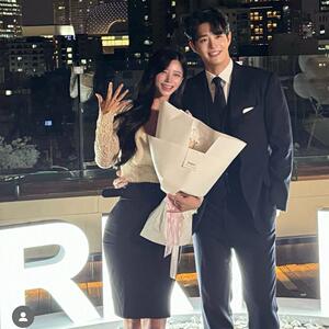 韩国代购ins韩国网红求婚同款蕾丝衫+腰带包臀中秋半身裙套装
