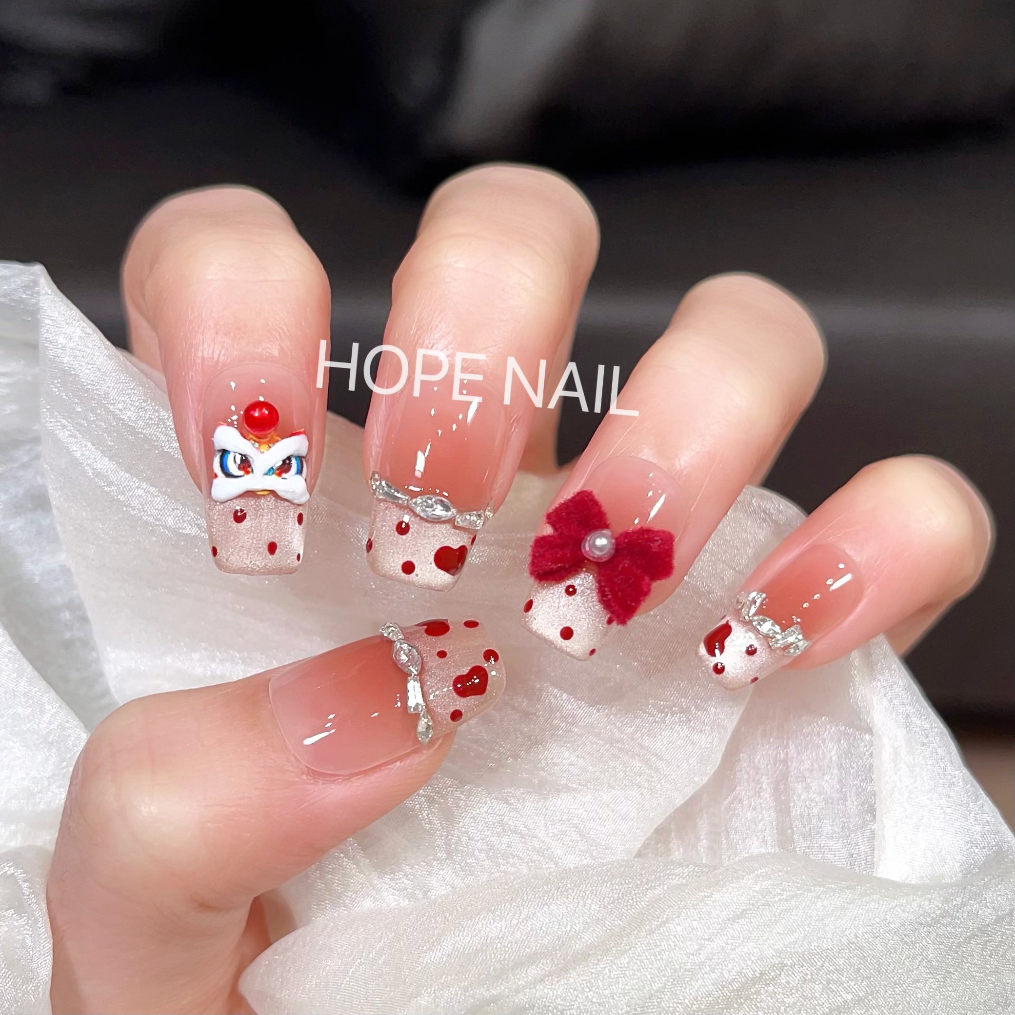 【心悦醒师】新年烫金醒师猫眼手工穿戴甲红色丝绒蝴蝶结温柔美甲,彩妆/香水/美妆工具,穿戴甲/甲片,淘宝优惠券,粉丝福利购,淘宝优惠卷