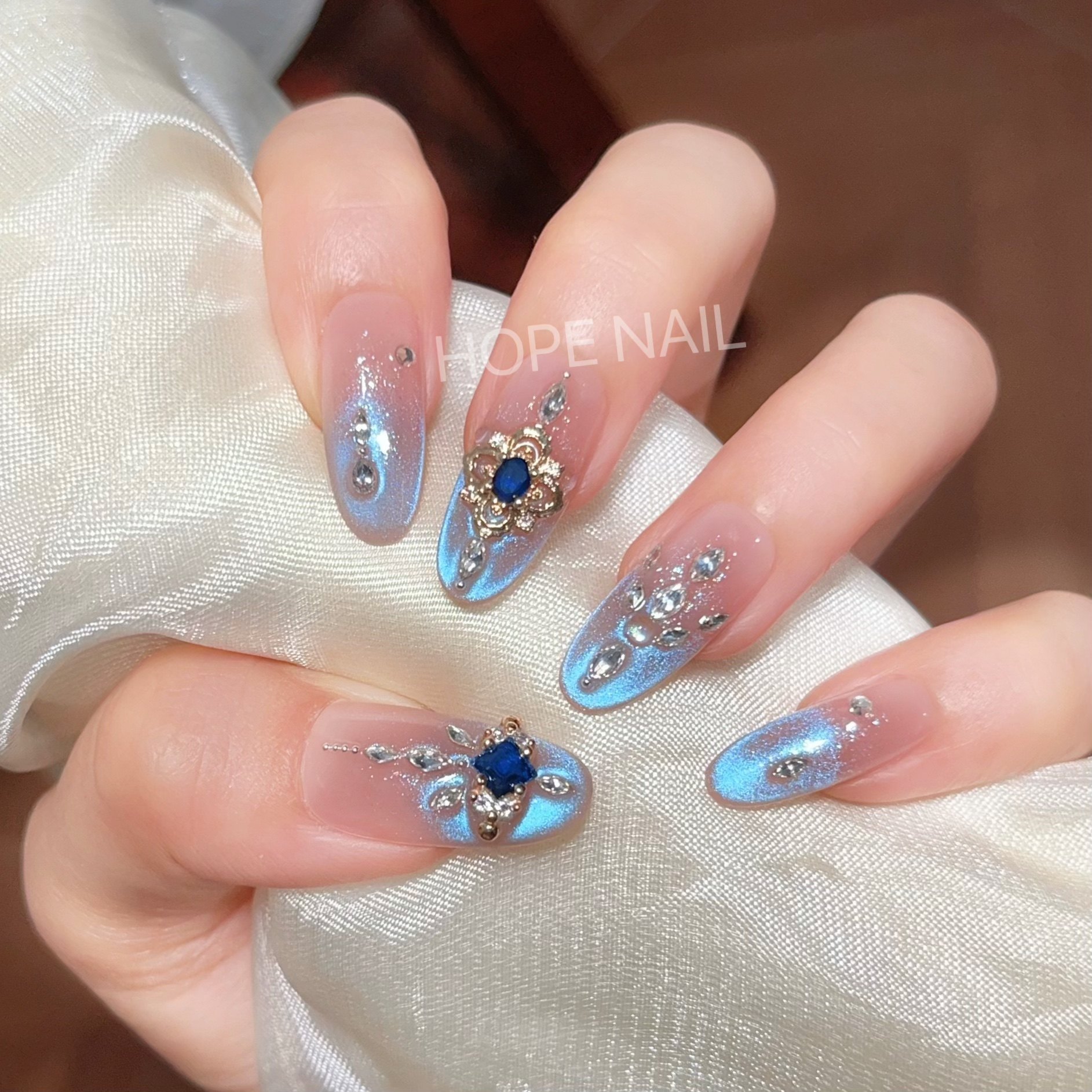 【蓝珀瞳语】轻奢气质高级感手工穿戴甲带钻爆闪蓝色猫眼美甲贴片,彩妆/香水/美妆工具,穿戴甲/甲片,淘宝优惠券,粉丝福利购,淘宝优惠卷