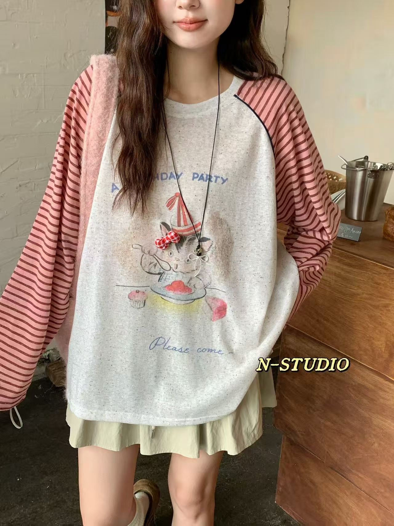 N家W4523#拼接袖猫咪长袖T 单色 M、L图片