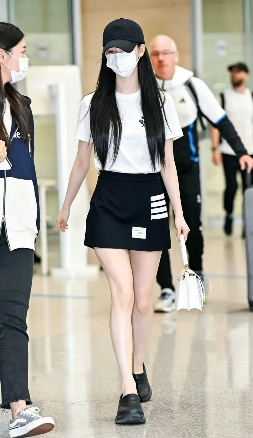 学院风套装女 减龄网球拍小狗刺绣短袖T恤四杠开叉显瘦半裙两件套图片