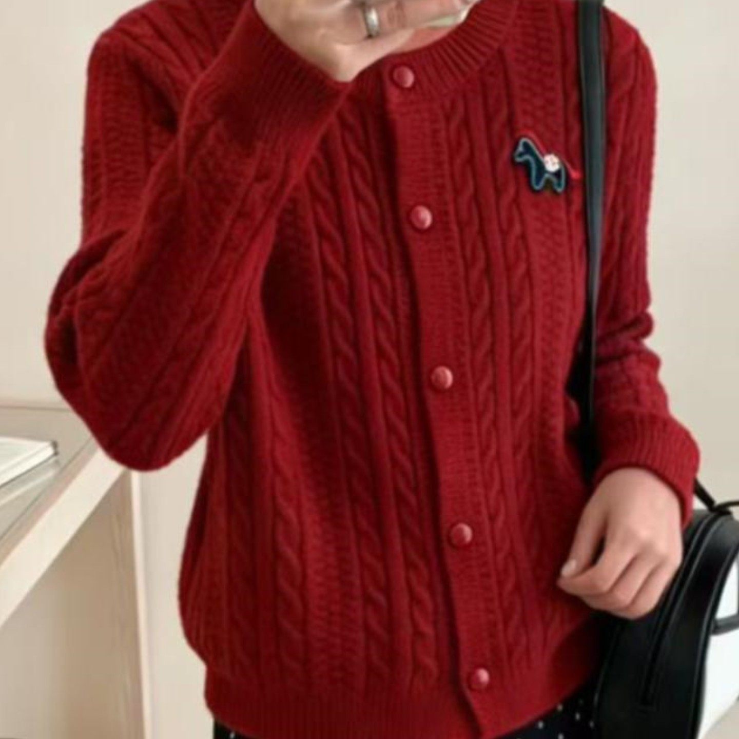 小马刺绣红色麻花针织开衫外套女冬季新款宽松气质减龄本命年毛衣