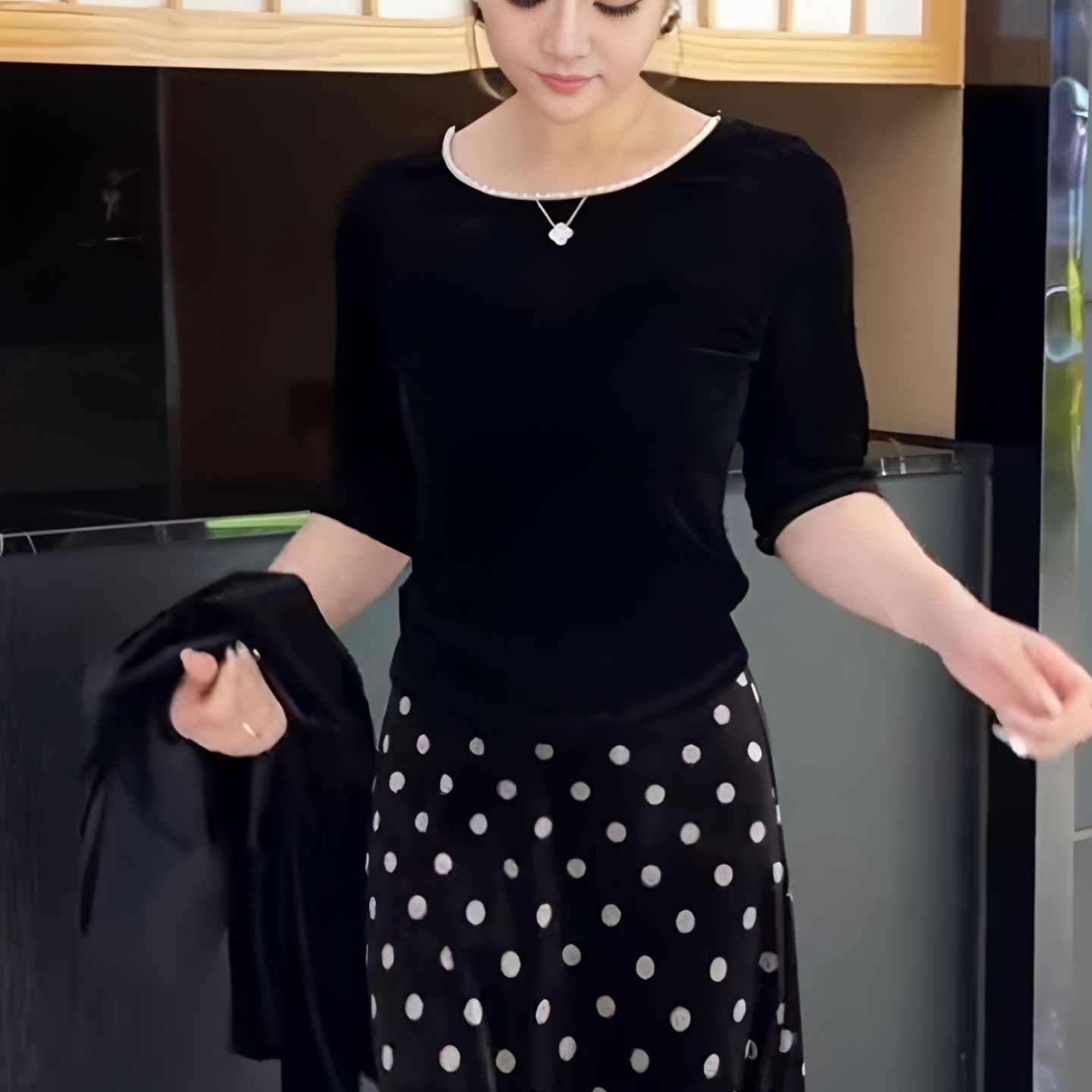 领口钉珠长袖丝绒打底衫女秋季