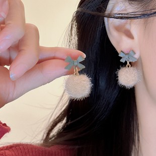 秋冬蝴蝶结毛绒球耳环甜美可爱2025新款潮气质百搭简约无耳洞耳夹