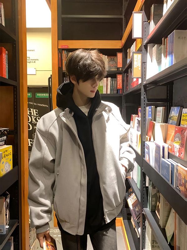 灰色立领棒球服短款外套男模穿搭春秋季新款美式高街飞行夹克