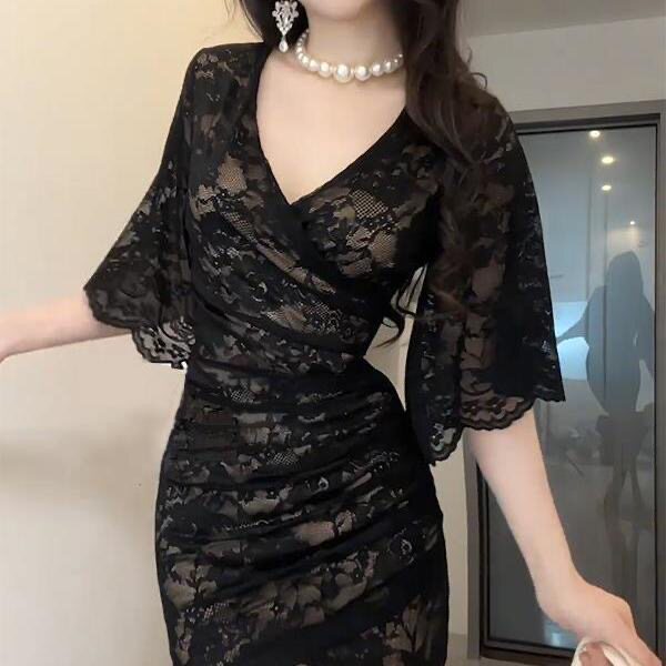 秋季2025新款蕾丝拼接V领喇叭袖连衣裙女纯欲风褶皱收腰包臀短裙