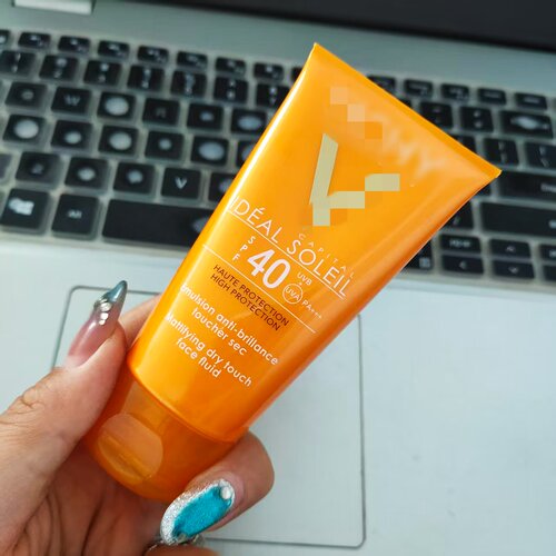 钥·~妆系！法国wei*姿优护水润f护乳50mL SPF40+ PA+++