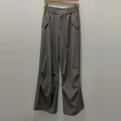 朵以休闲工装裤褶皱设计