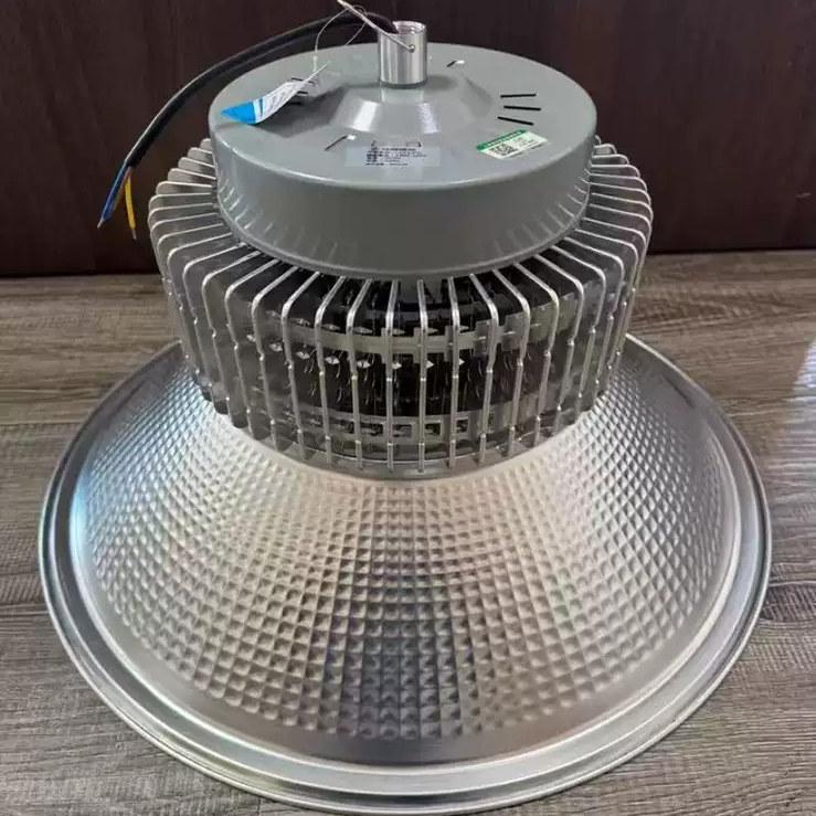山东济南高亮包安装足瓦led工矿灯厂房鳍片散热