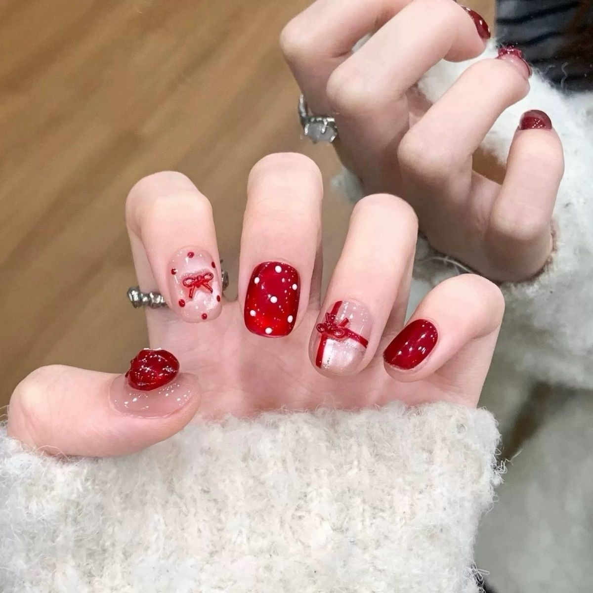 2025秋冬圣诞平安夜限定氛围感新年手工穿戴甲红色猫眼显白高级感,彩妆/香水/美妆工具,穿戴甲/甲片,淘宝优惠券,粉丝福利购,淘宝优惠卷