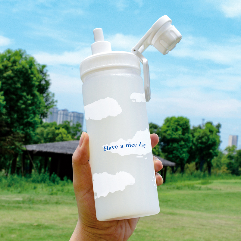 运动水杯大容量夏季斜跨塑料杯子女防摔水瓶学生可爱便携吸管水壶