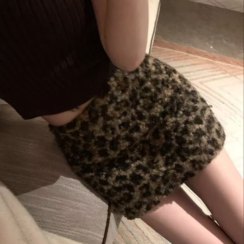 辣妹复古气质豹纹毛毛包臀短裙女