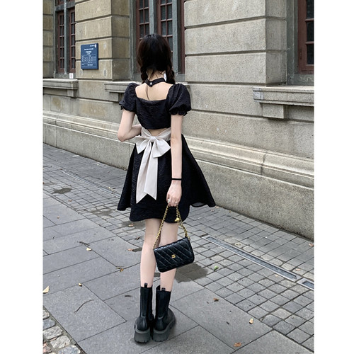 新款甜辣方领连衣裙女夏季小心机露背收腰显瘦蝴蝶结短袖裙子